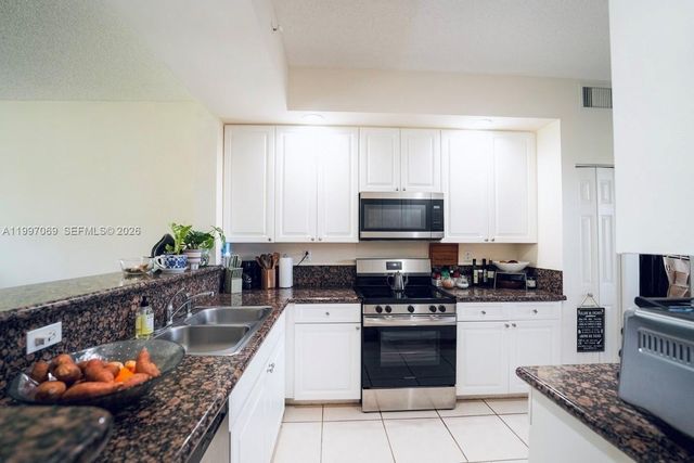 27 Royal Palm Way 102, Boca Raton, FL 33432