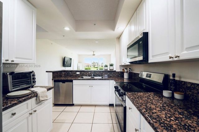 27 Royal Palm Way 102, Boca Raton, FL 33432