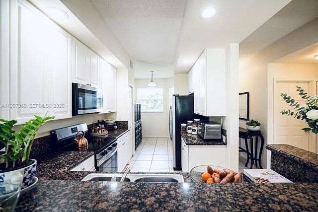 27 Royal Palm Way 102, Boca Raton, FL 33432