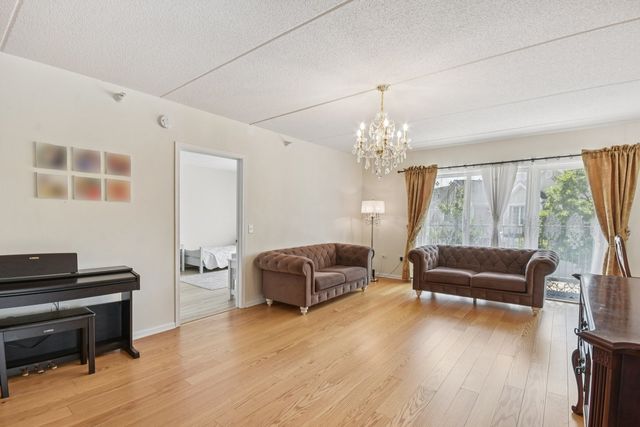7450 Lincoln Avenue 203, Skokie, IL 60076