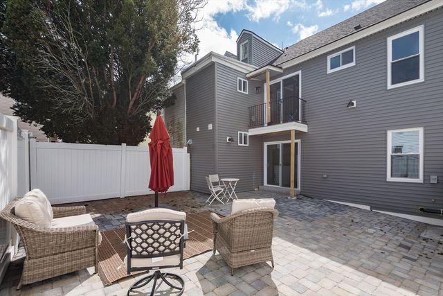 142 Concord St, Lowell, MA 01852