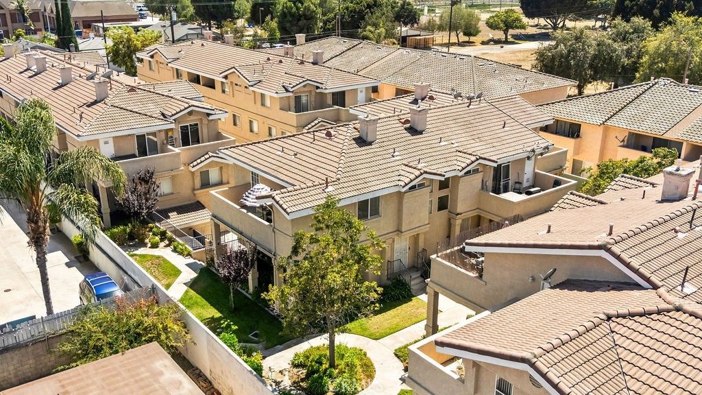 Image 3 of property listing at 11413 216th, Lakewood, CA 90715