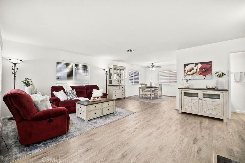 Image 4 of property listing at 11413 216th, Lakewood, CA 90715