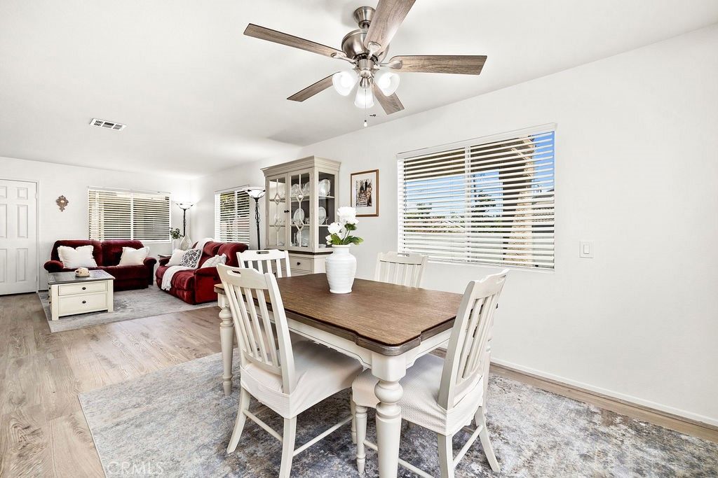 Image 6 of property listing at 11413 216th, Lakewood, CA 90715