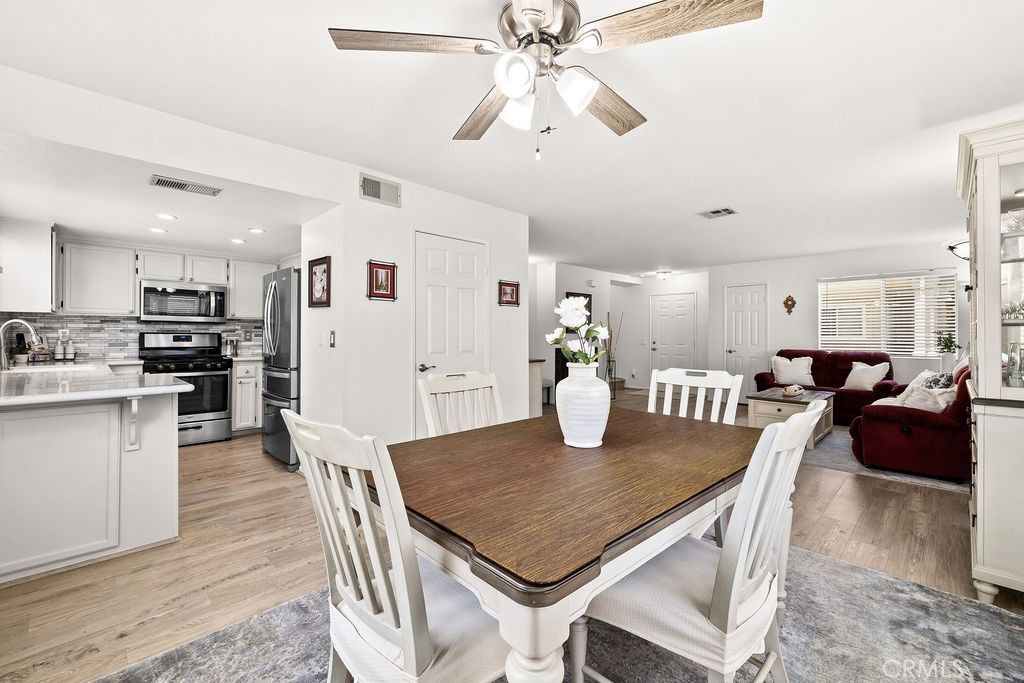 Image 8 of property listing at 11413 216th, Lakewood, CA 90715