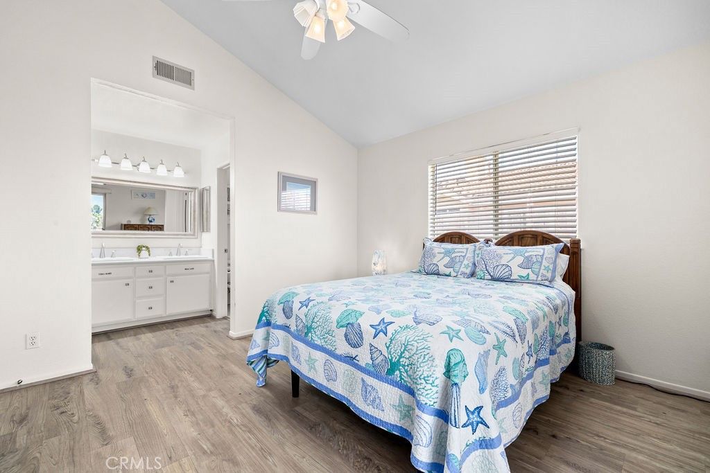 Image 9 of property listing at 11413 216th, Lakewood, CA 90715