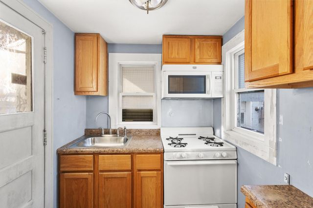 553 White Bear Avenue N, Saint Paul, MN 55106