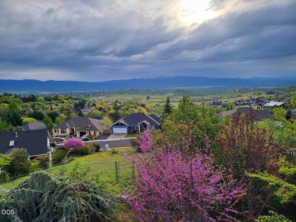 1403 Highcrest Drive, Medford, OR 97504