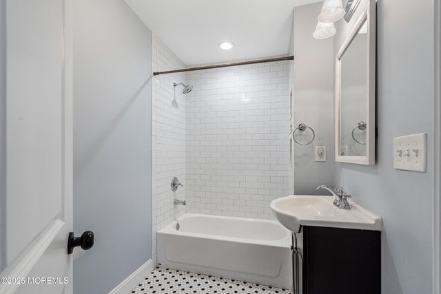 7 Longfellow Court, Freehold, NJ 07728