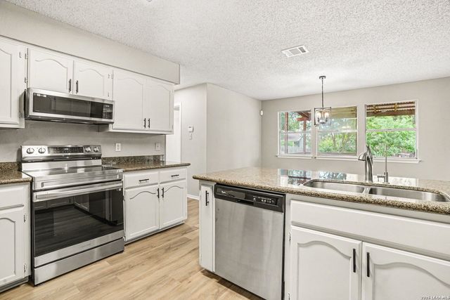 18030 Summer Knoll Dr, San Antonio, TX 78258