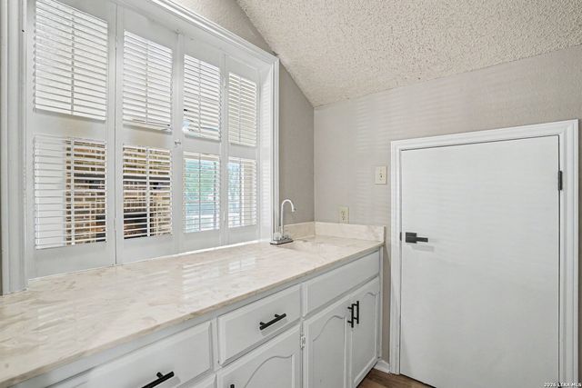 18030 Summer Knoll Dr, San Antonio, TX 78258