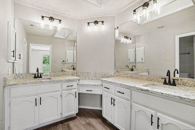 18030 Summer Knoll Dr, San Antonio, TX 78258