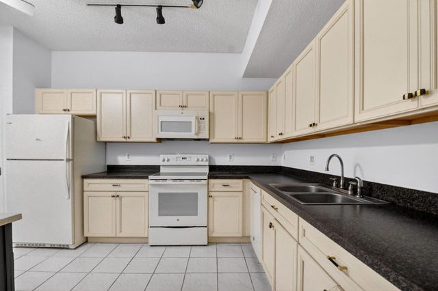 5032 Rose Hill Drive 3205, Boynton Beach, FL 33437