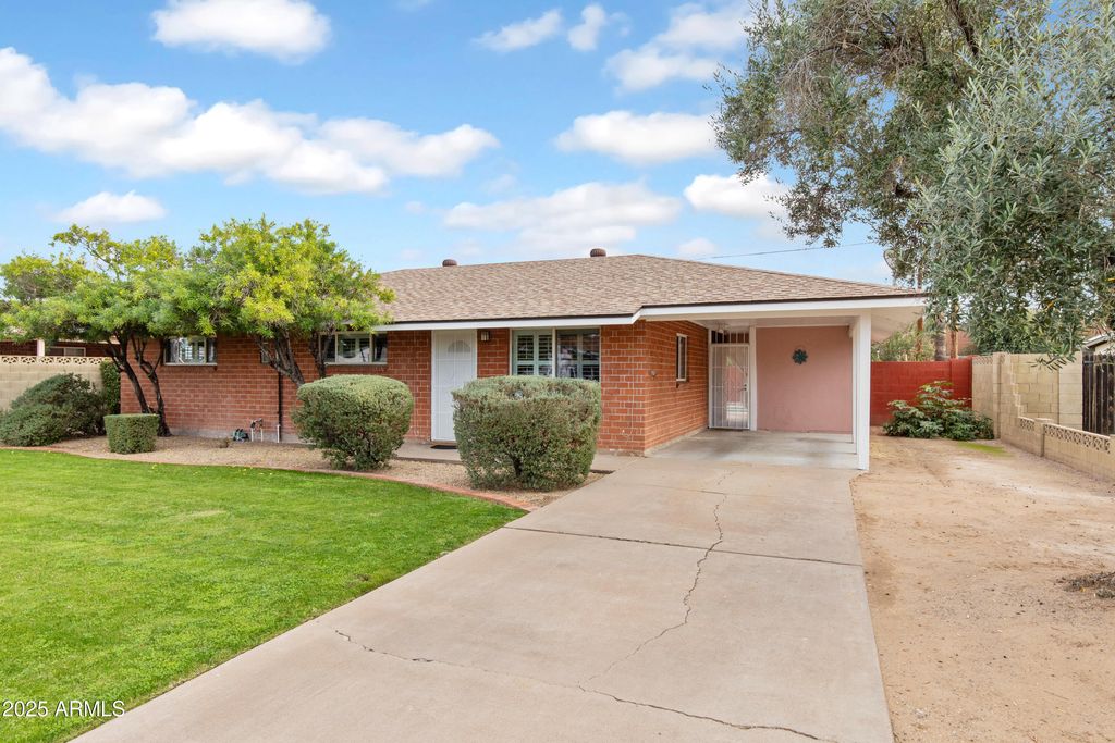 Image 1 of property listing at 3007 N 21ST Avenue, Phoenix, AZ 85015