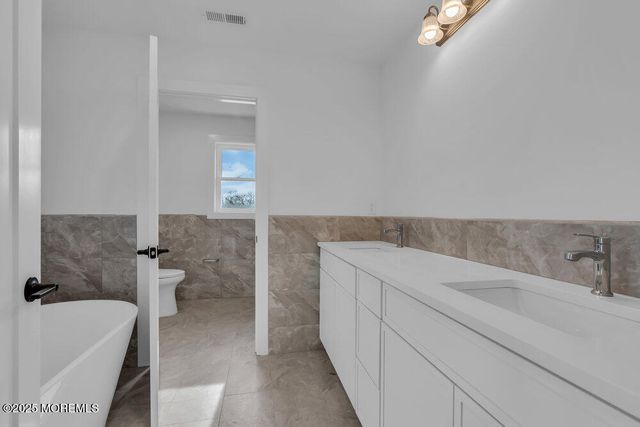 122 Arch Way, Toms River, NJ 08755