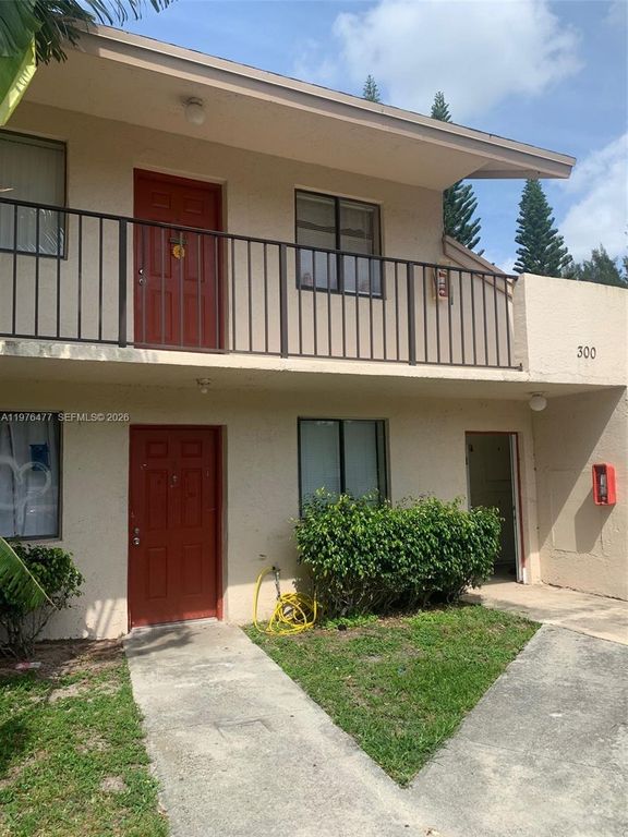 300 Nottingham Circle J, Greenacres, FL 33463