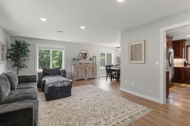 8204 Horizon Drive, Shakopee, MN 55379