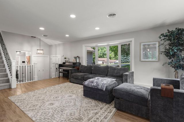 8204 Horizon Drive, Shakopee, MN 55379