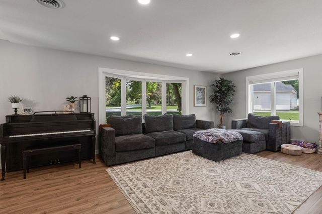 8204 Horizon Drive, Shakopee, MN 55379