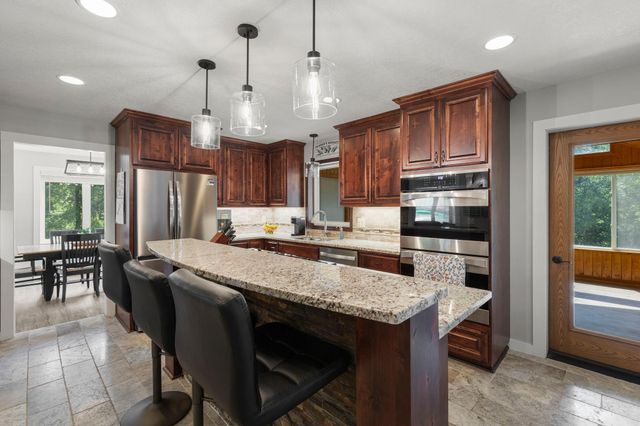 8204 Horizon Drive, Shakopee, MN 55379
