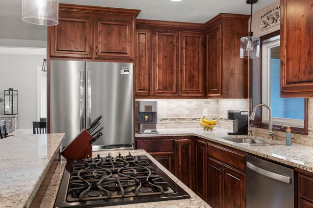 8204 Horizon Drive, Shakopee, MN 55379