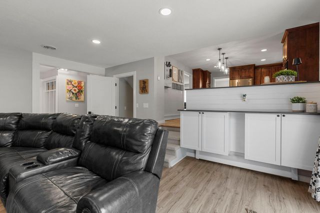 8204 Horizon Drive, Shakopee, MN 55379