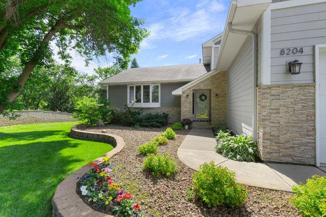 8204 Horizon Drive, Shakopee, MN 55379