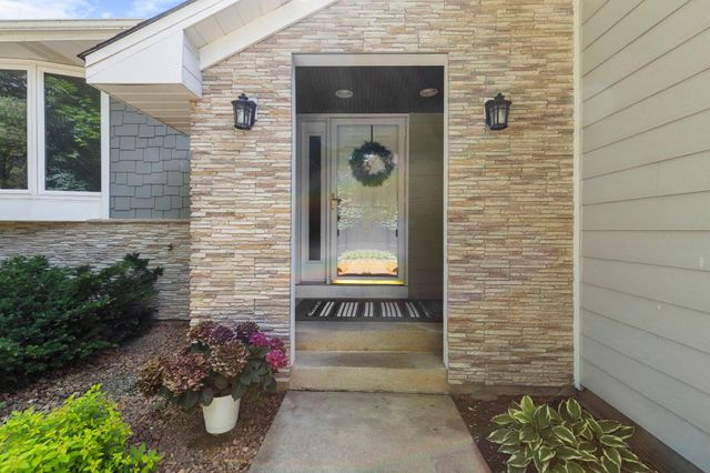 8204 Horizon Drive, Shakopee, MN 55379