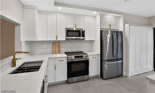 1826 Kings Lake BLVD 101, Naples, FL 34112