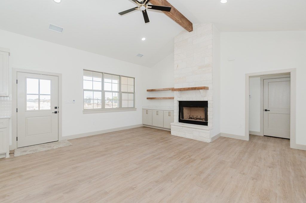 Image 6 of property listing at 309 Spur Dr, Sterling City, TX 76951