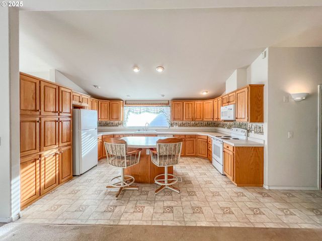 152 JACOB HALE Way, Roseburg, OR 97471