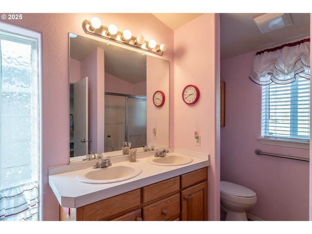 152 JACOB HALE Way, Roseburg, OR 97471