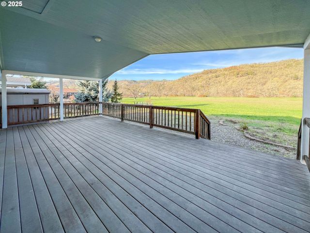 152 JACOB HALE Way, Roseburg, OR 97471