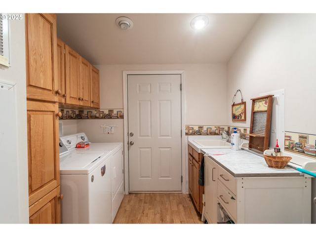 152 JACOB HALE Way, Roseburg, OR 97471