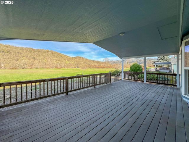 152 JACOB HALE Way, Roseburg, OR 97471