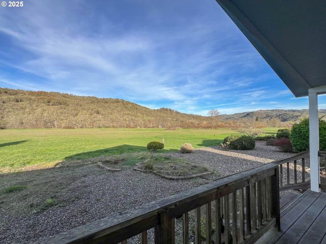 152 JACOB HALE Way, Roseburg, OR 97471