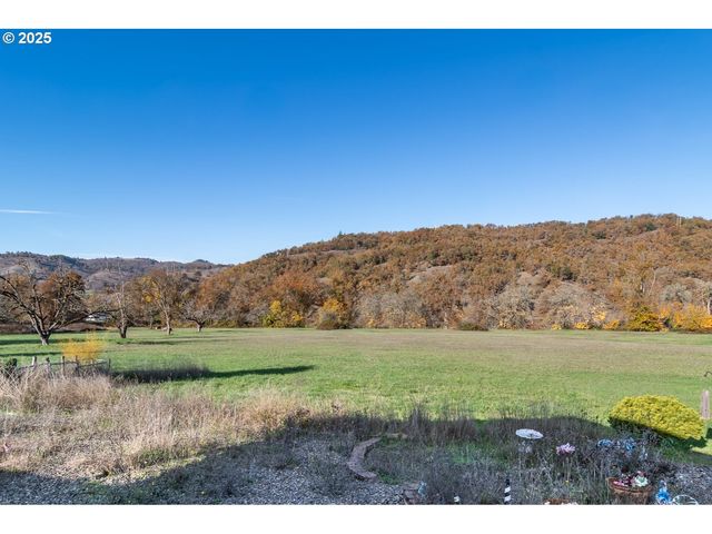 152 JACOB HALE Way, Roseburg, OR 97471