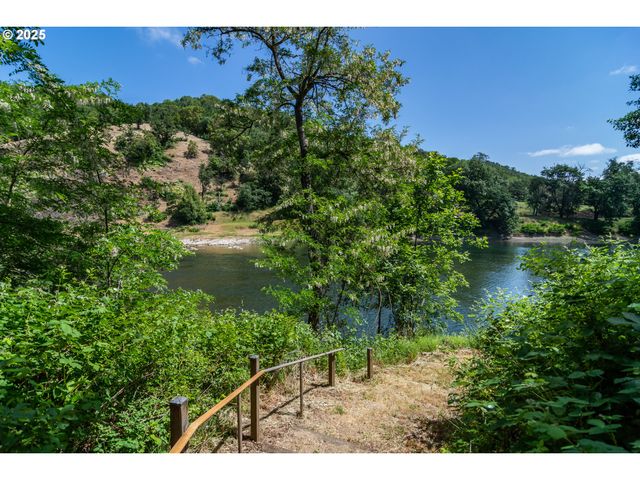 152 JACOB HALE Way, Roseburg, OR 97471