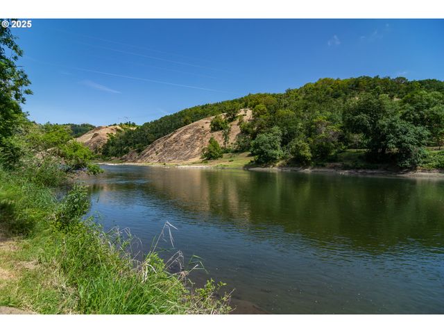 152 JACOB HALE Way, Roseburg, OR 97471