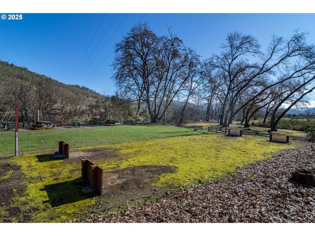 152 JACOB HALE Way, Roseburg, OR 97471