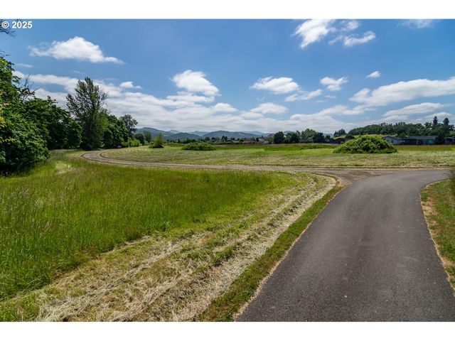 152 JACOB HALE Way, Roseburg, OR 97471