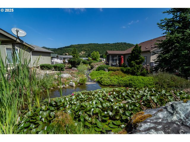 152 JACOB HALE Way, Roseburg, OR 97471