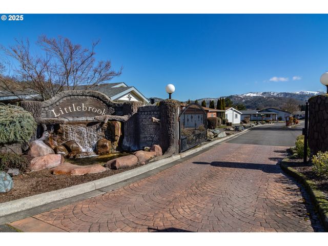 152 JACOB HALE Way, Roseburg, OR 97471