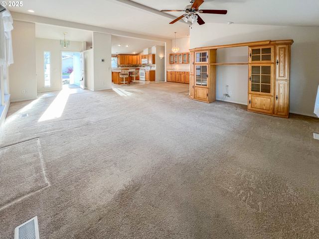 152 JACOB HALE Way, Roseburg, OR 97471