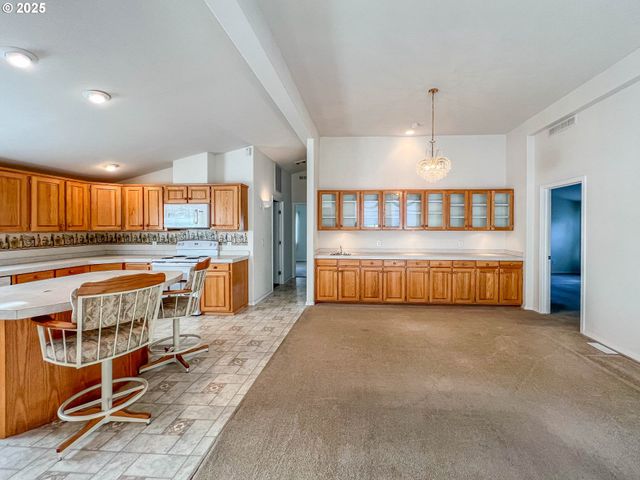 152 JACOB HALE Way, Roseburg, OR 97471