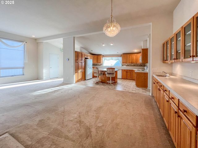 152 JACOB HALE Way, Roseburg, OR 97471