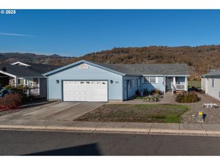 152 JACOB HALE Way, Roseburg, OR 97471
