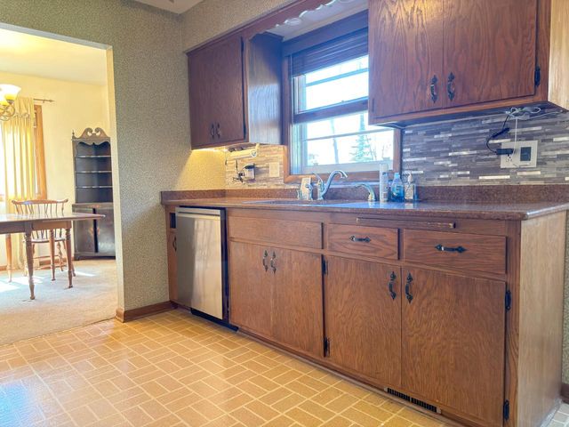 5864 Ramona DRIVE, Greendale, WI 53129