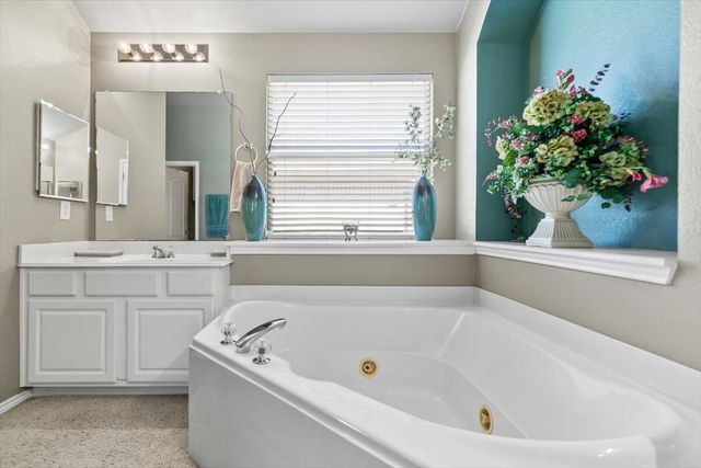 306 Salsbury Drive, Euless, TX 76040