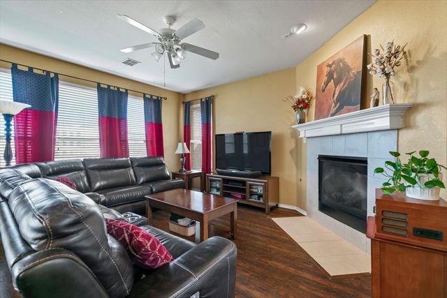 306 Salsbury Drive, Euless, TX 76040